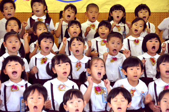 お楽しみ音楽会 - 歌っている子供達